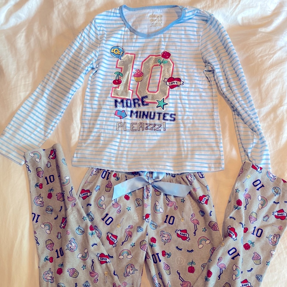 Girls pajamas. Size M (10/12). Long sleeve. Flannel pants.